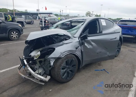 2024 Tesla Model Y Long Range Dual Motor All-Wheel Drive z USA, uszkodzony, nr VIN 7SAYGAEE3RF212921